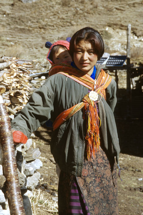 b_383m trek4 zoom.jpg - Népal - Kathmandou, Swayambunath jeune bhoutanaise près de sa ferme